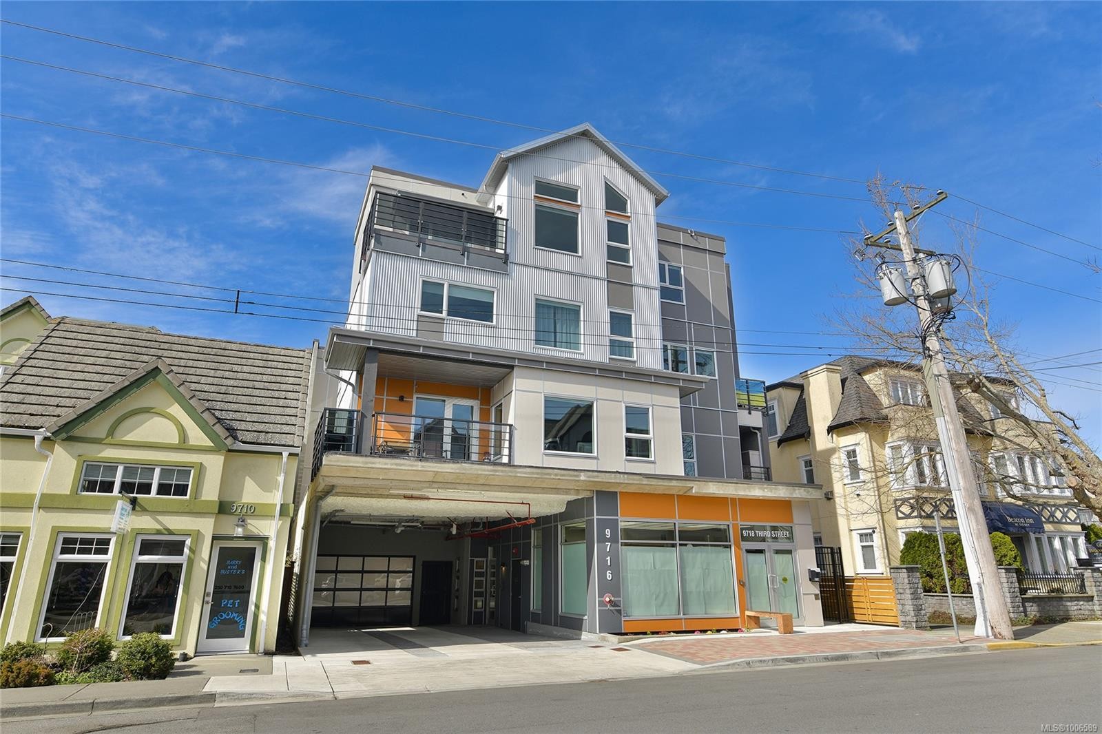 203-9716 Third St, Sidney, BC - Outdoor With Facade