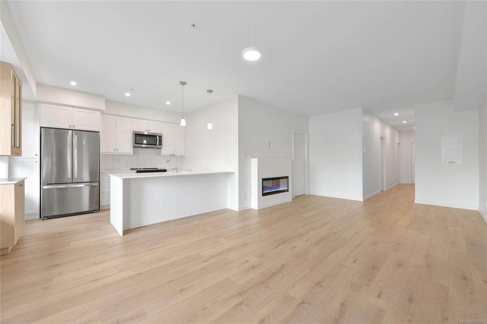 203-9716 Third St, Sidney, BC - Indoor Photo Showing Kitchen With Upgraded Kitchen