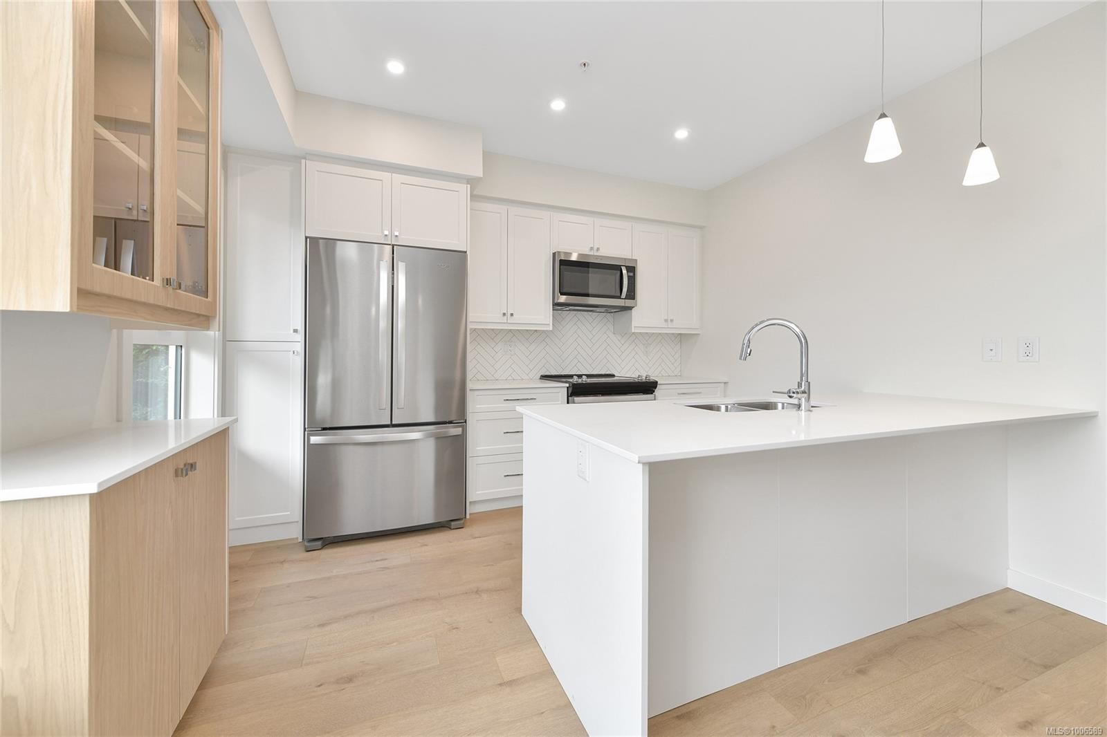 203-9716 Third St, Sidney, BC - Indoor Photo Showing Kitchen With Upgraded Kitchen