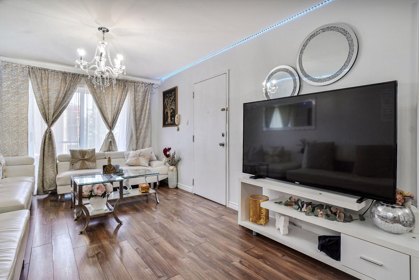 Salon - 4-174 Boul. Rousseau, Châteauguay, QC - Indoor