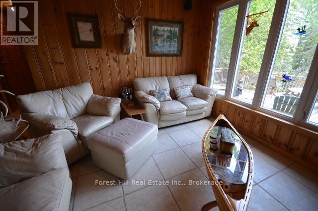 Main family room - 10365 Rabbit, Temagami, ON - Indoor Photo Showing Living Room