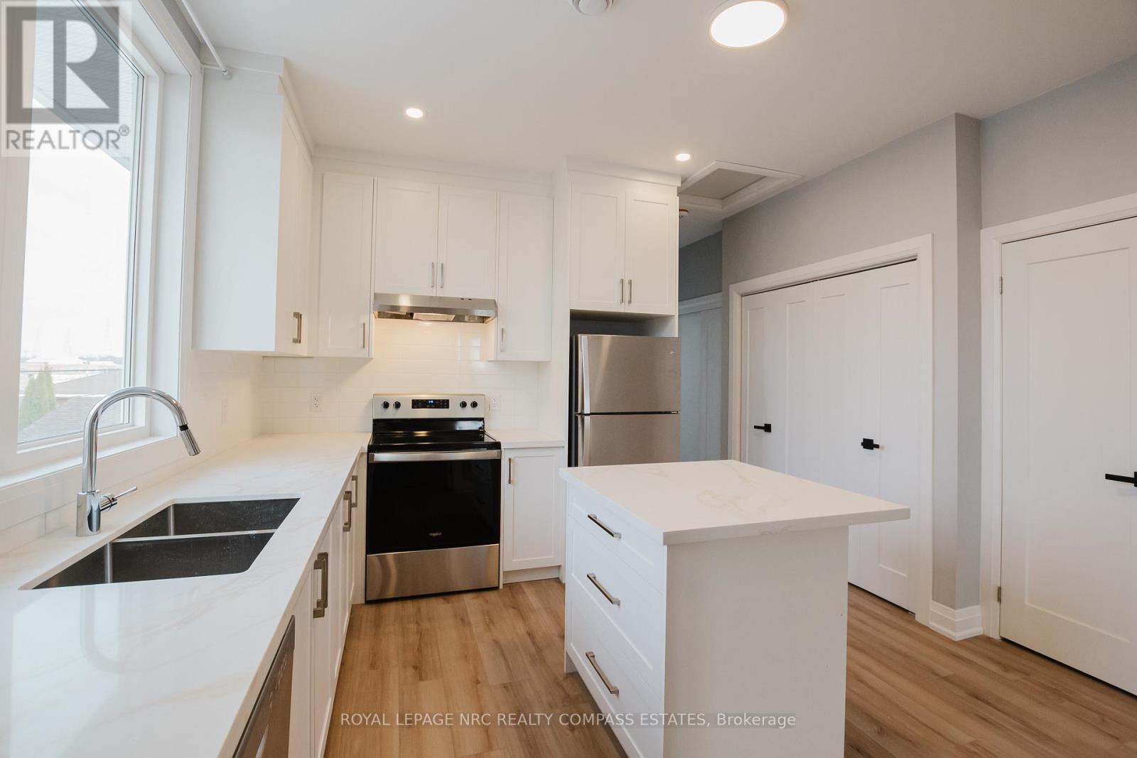 101-105 Southworth Street N, Welland (Lincoln/Crowland), ON - Indoor Photo Showing Kitchen With Double Sink With Upgraded Kitchen