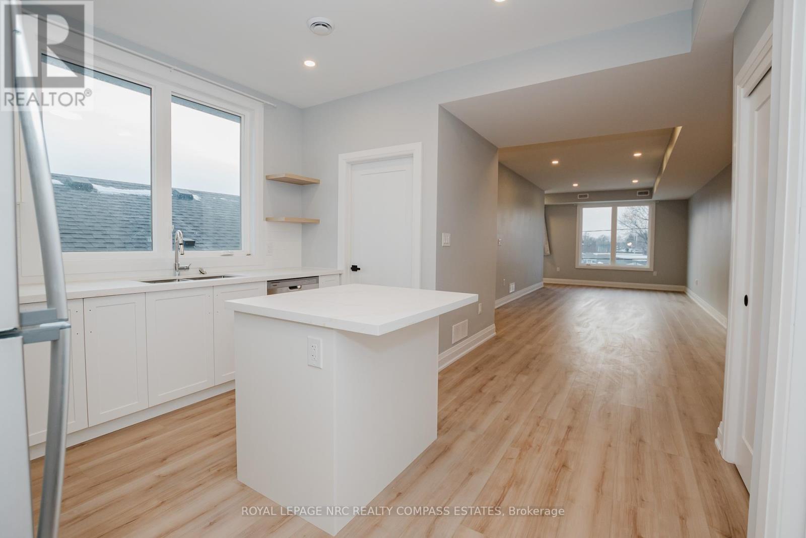 101-105 Southworth Street N, Welland (Lincoln/Crowland), ON - Indoor Photo Showing Kitchen
