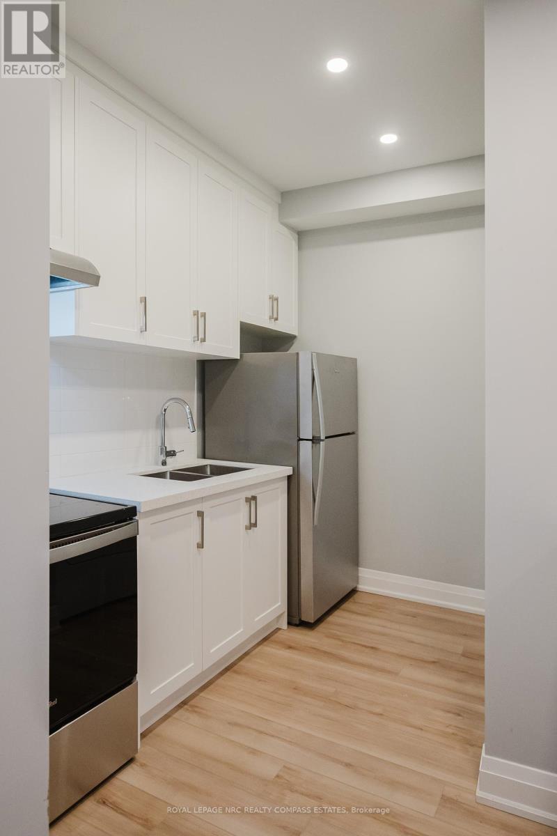 101-105 Southworth Street N, Welland (Lincoln/Crowland), ON - Indoor Photo Showing Kitchen With Double Sink