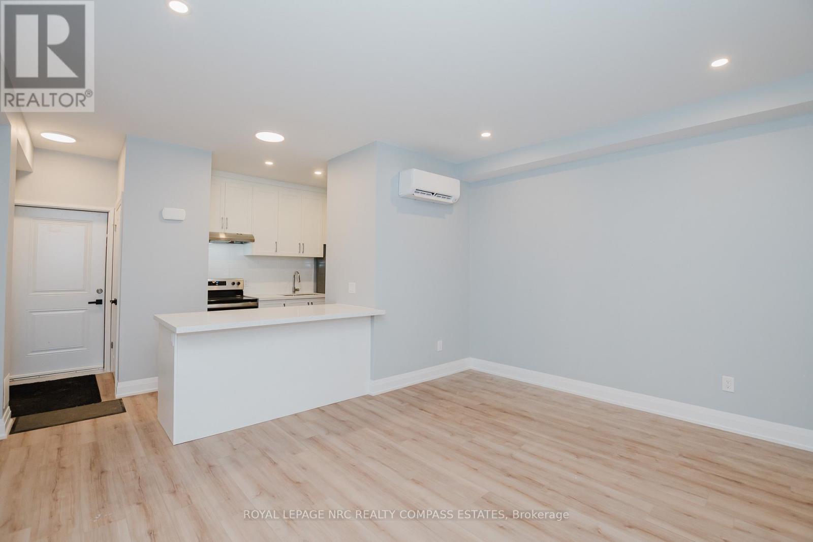 101-105 Southworth Street N, Welland (Lincoln/Crowland), ON - Indoor Photo Showing Kitchen