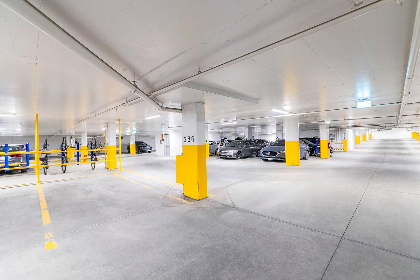 Garage - 806-5265 Rue Mackenzie, Montréal (Côte-Des-Neiges/Notre-Dame-De-Grâce), QC - Indoor Photo Showing Garage