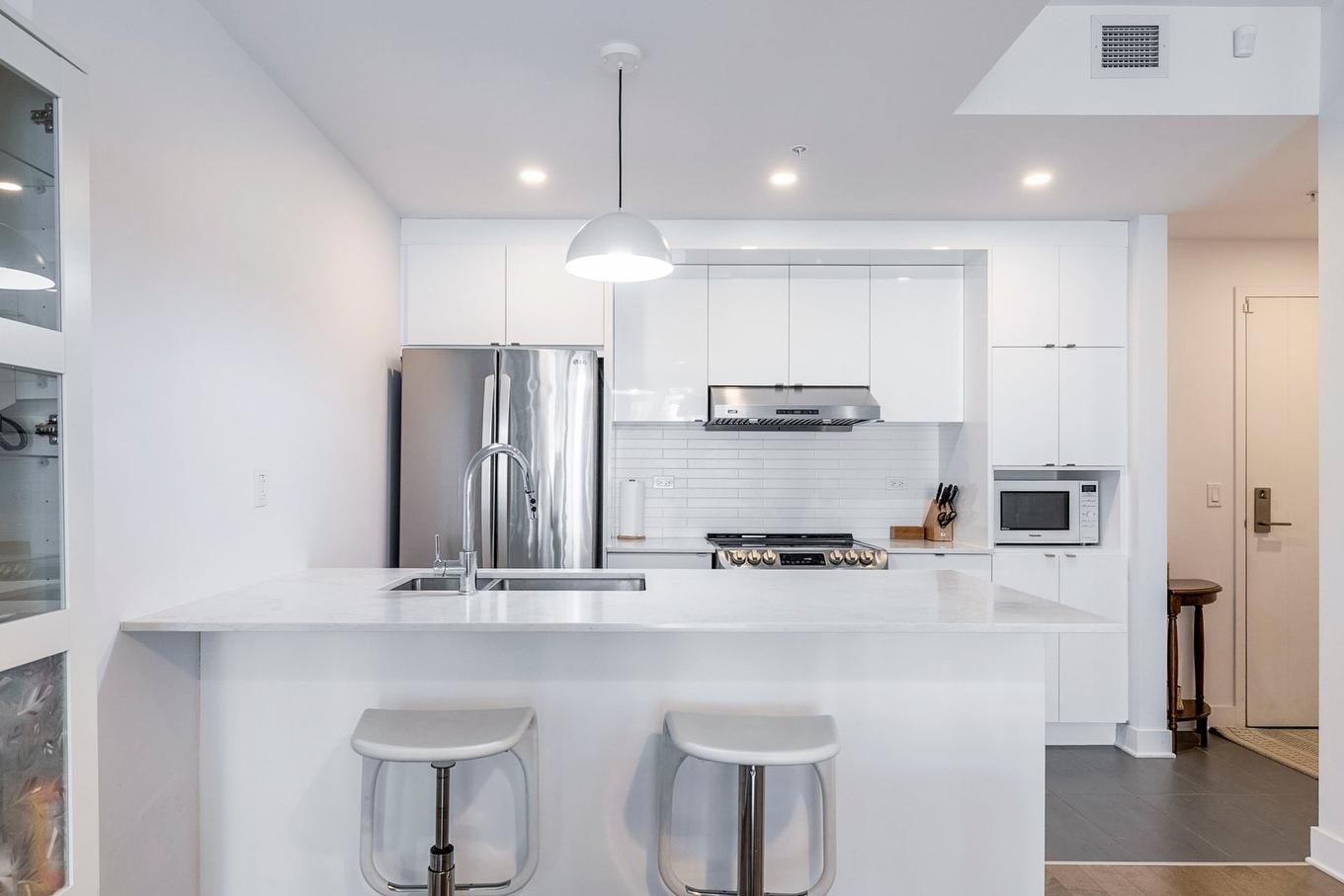 Cuisine - 806-5265 Rue Mackenzie, Montréal (Côte-Des-Neiges/Notre-Dame-De-Grâce), QC - Indoor Photo Showing Kitchen With Upgraded Kitchen