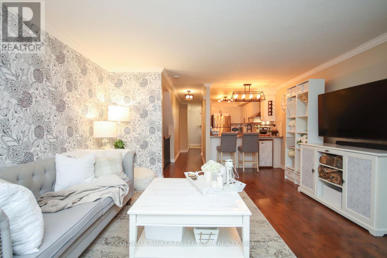 A - 6702 Jeanne D'Arc Boulevard, Ottawa, ON - Indoor Photo Showing Living Room