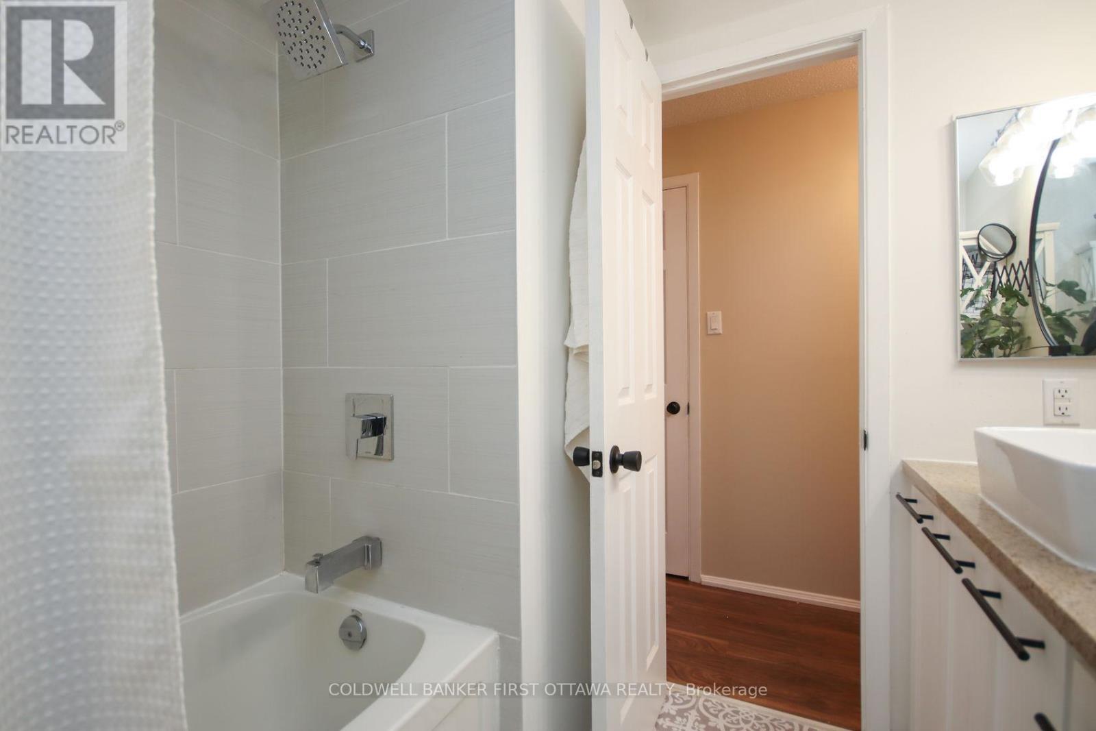 A - 6702 Jeanne D'Arc Boulevard, Ottawa, ON - Indoor Photo Showing Bathroom