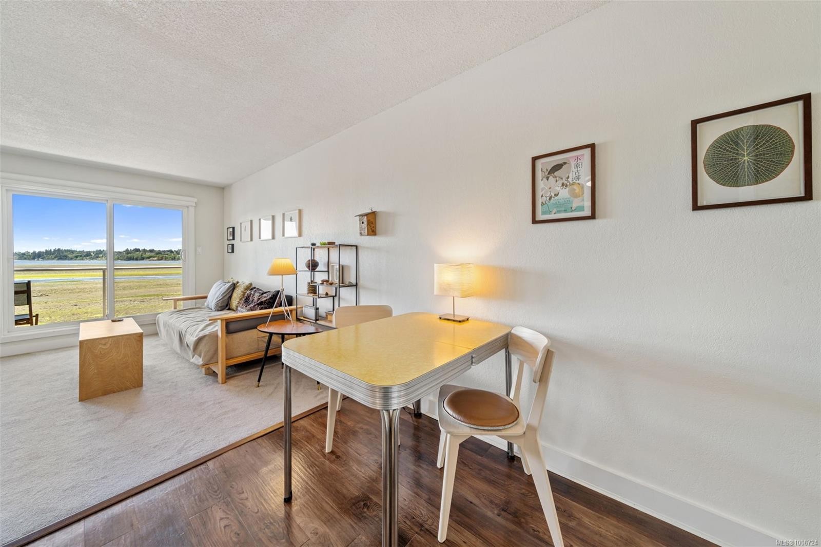 10-1976 Glenidle Rd, Sooke, BC - Indoor Photo Showing Living Room