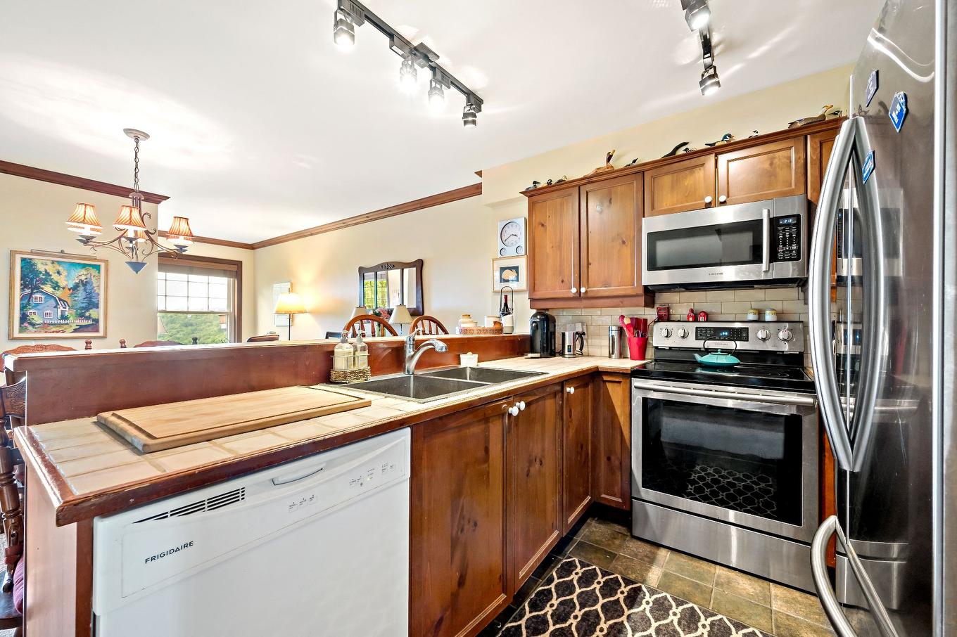 Kitchen - 1-156 Rue Du Mont-Plaisant, Mont-Tremblant, QC - Indoor Photo Showing Kitchen With Double Sink