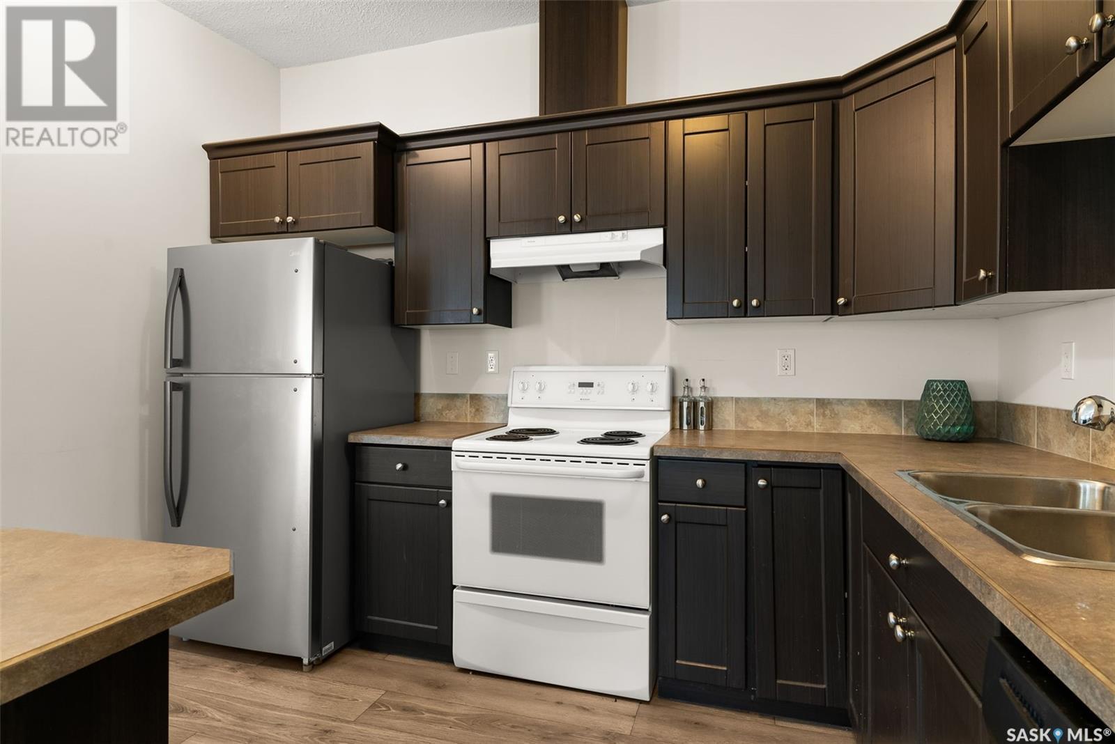 183 Chateau Crescent, Pilot Butte, SK - Indoor Photo Showing Kitchen With Double Sink