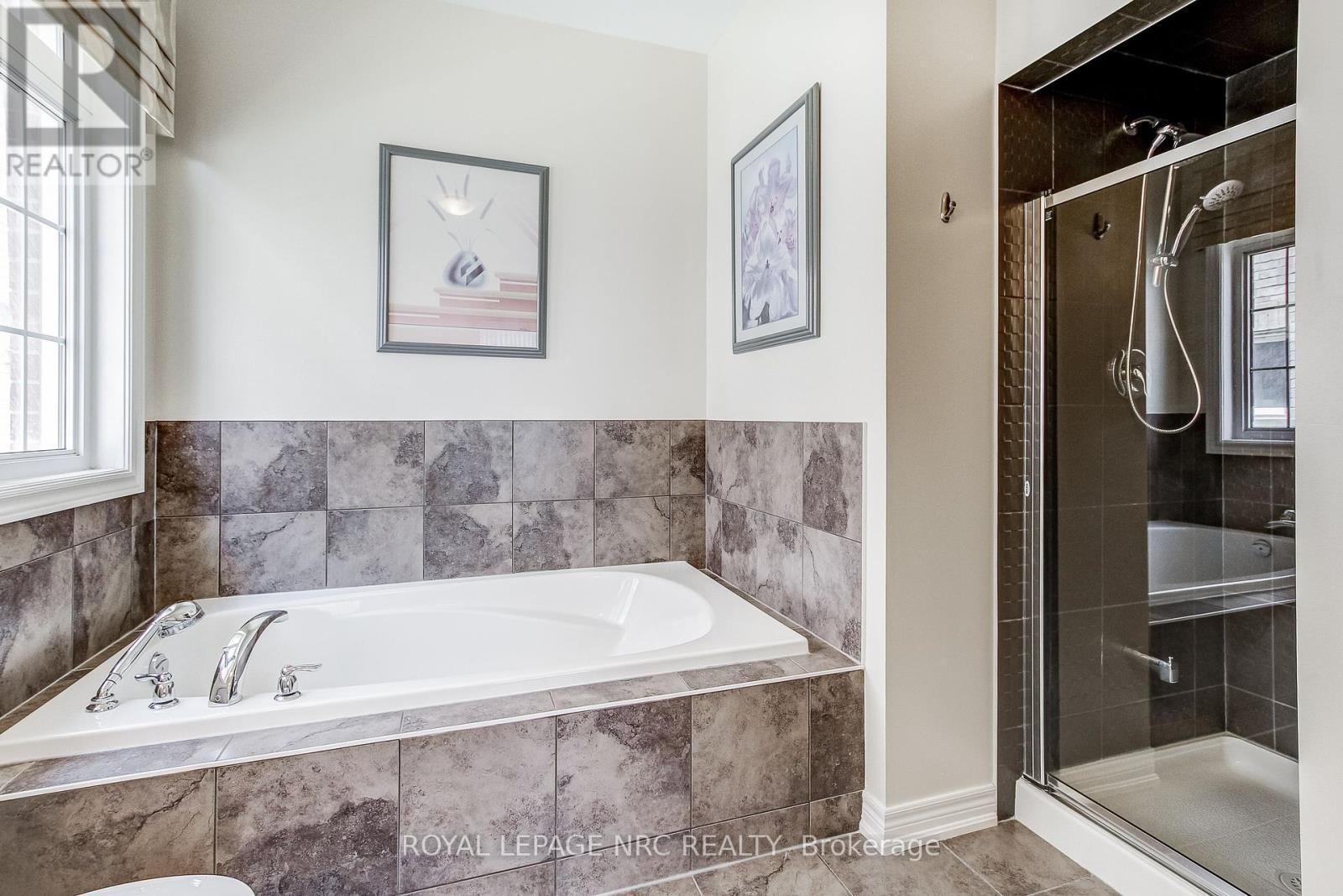 Primary Bath - 6667 Sebastian Crescent, Niagara Falls (Forestview), ON - Indoor Photo Showing Bathroom