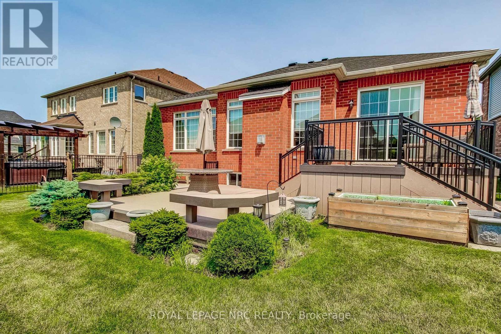 Beautiful landscaped garden - 6667 Sebastian Crescent, Niagara Falls (Forestview), ON - Outdoor With Deck Patio Veranda