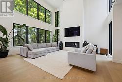 Breathtaking Two-Storey Living Room O/L Backyard -