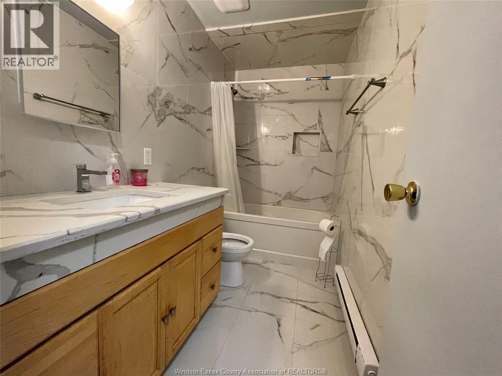 8477 Darlington Crescent, Windsor, ON - Indoor Photo Showing Bathroom