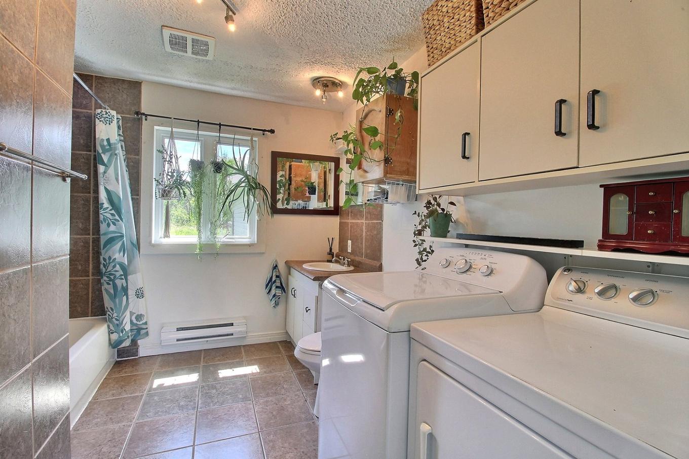 Salle de bains - 103 Rue Guénette, Val-D'Or, QC - Indoor Photo Showing Laundry Room