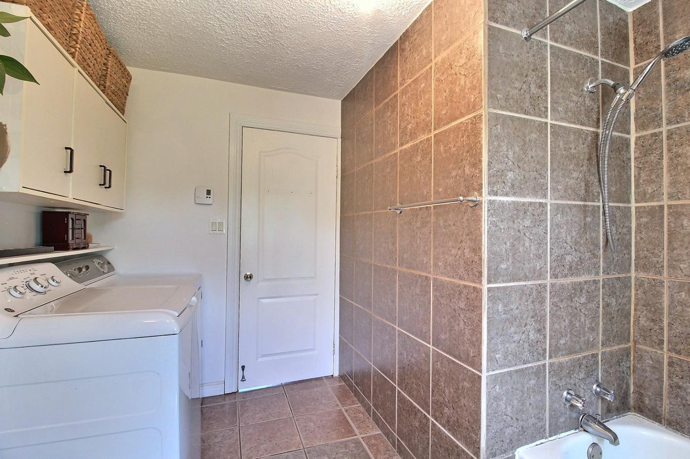 Salle de bains - 103 Rue Guénette, Val-D'Or, QC - Indoor Photo Showing Laundry Room