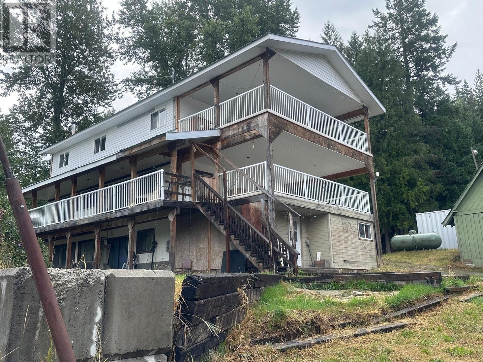 319 Newman Street, Kitchener, BC - Outdoor