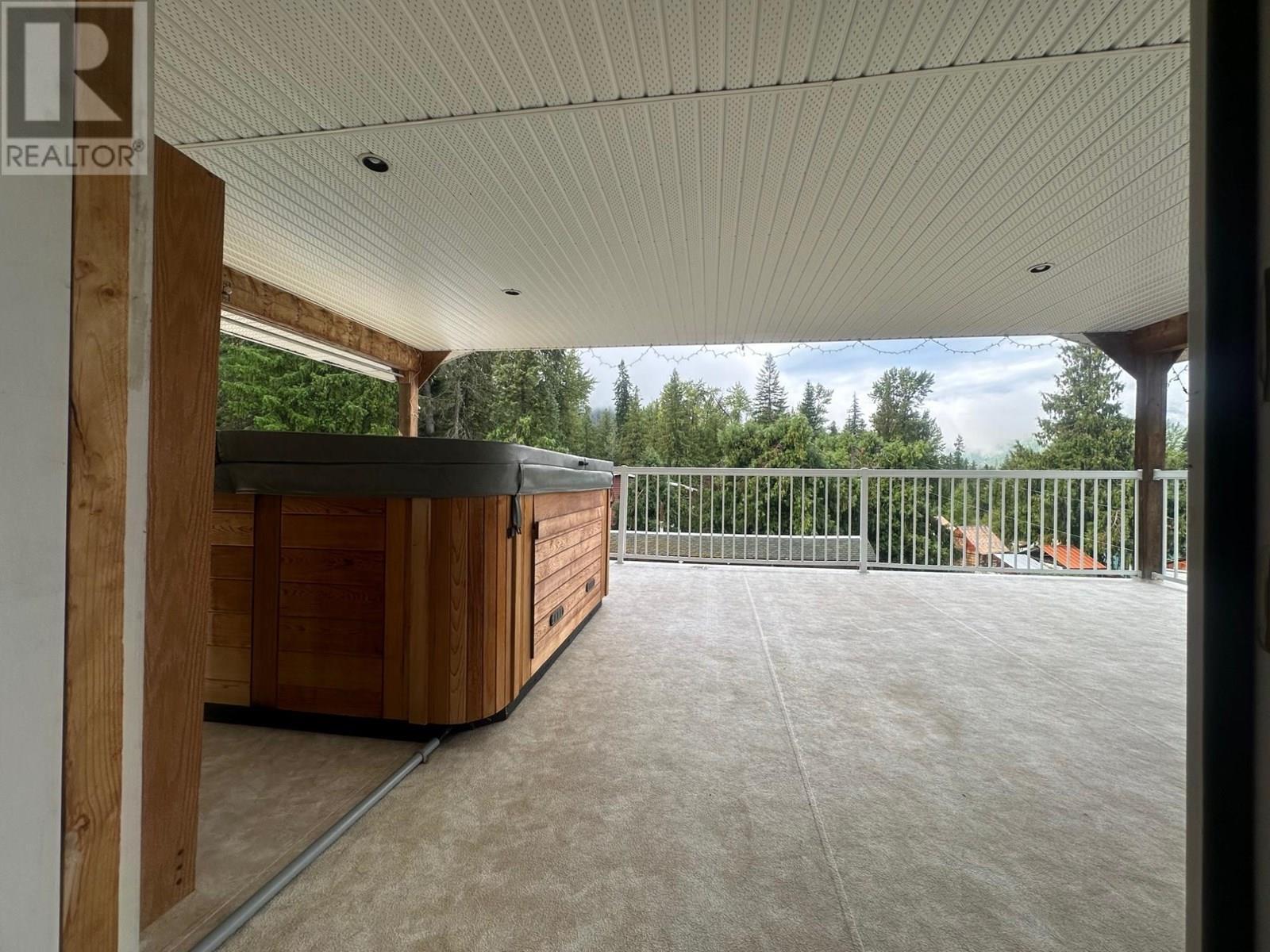 319 Newman Street, Kitchener, BC - Outdoor With Deck Patio Veranda With Exterior