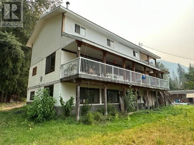 319 Newman Street, Kitchener, BC - Outdoor