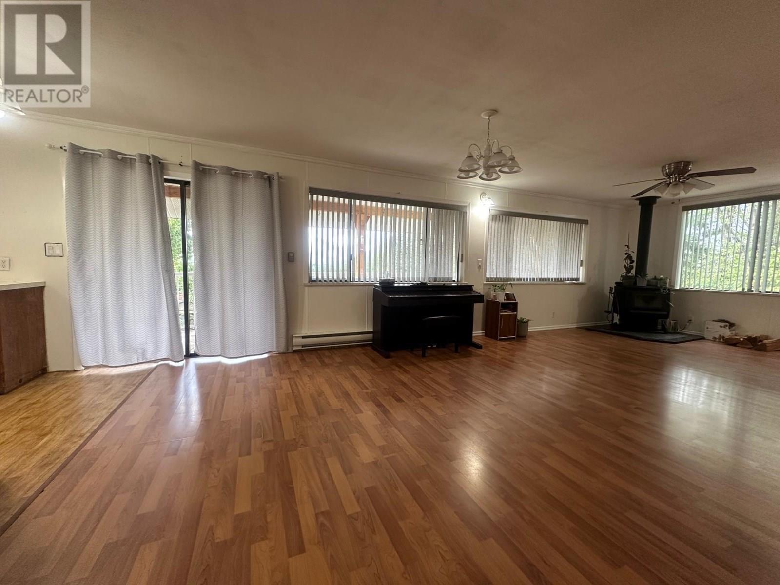 319 Newman Street, Kitchener, BC - Indoor Photo Showing Living Room