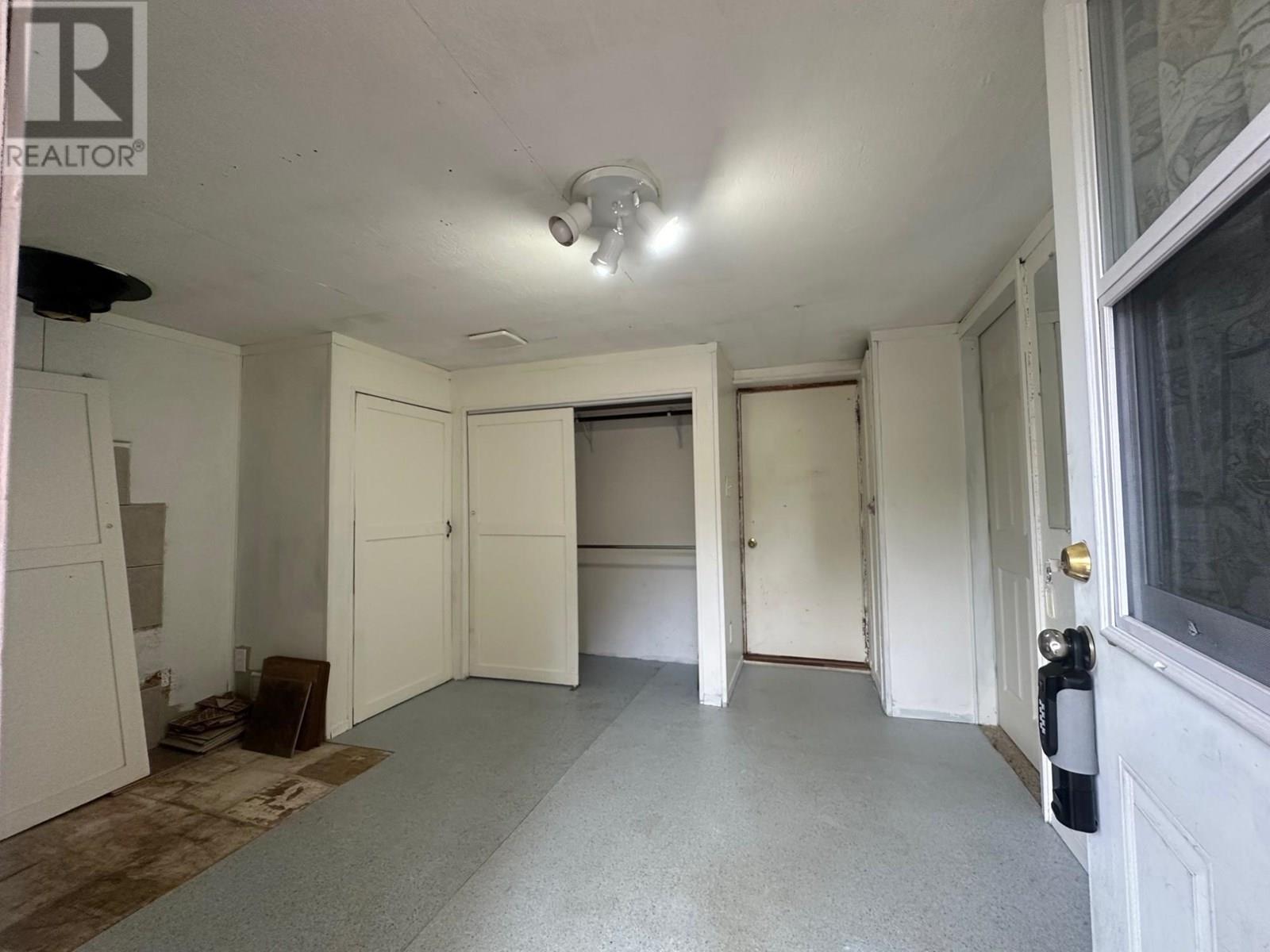 319 Newman Street, Kitchener, BC - Indoor Photo Showing Other Room