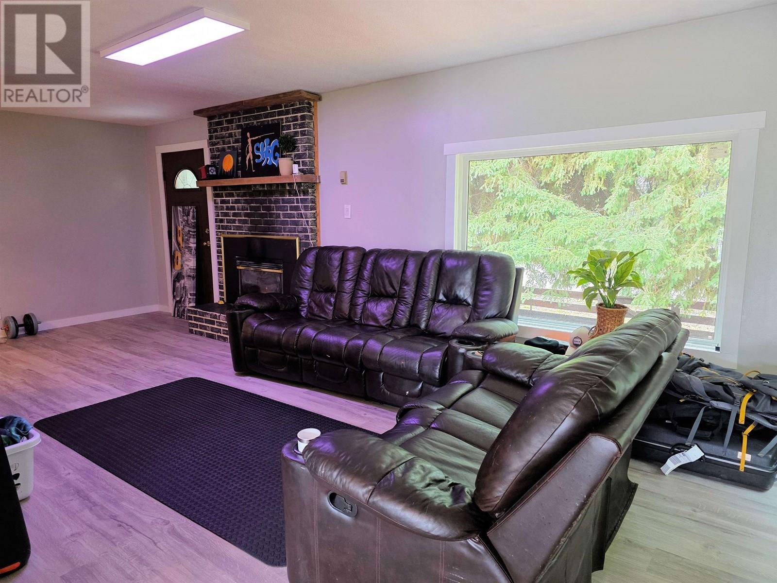 2512 Dominion Avenue, Houston, BC - Indoor Photo Showing Living Room