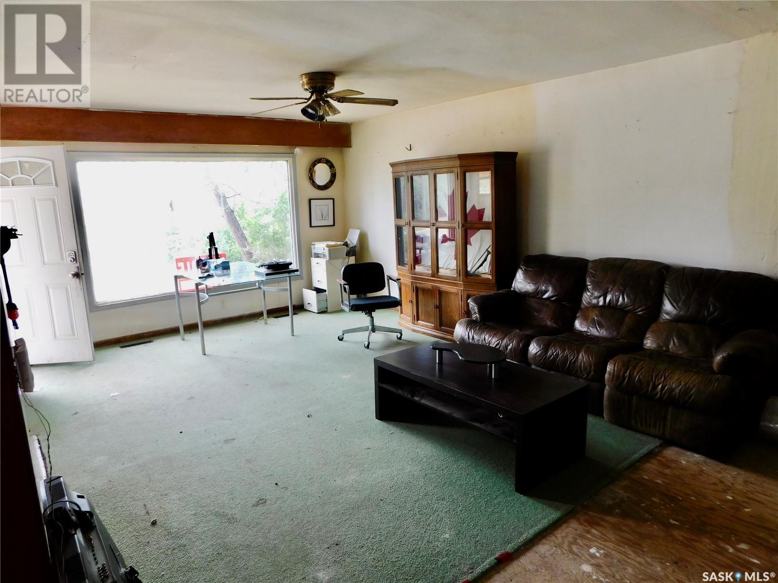 1004 2Nd Street N, Rockglen, SK - Indoor Photo Showing Living Room