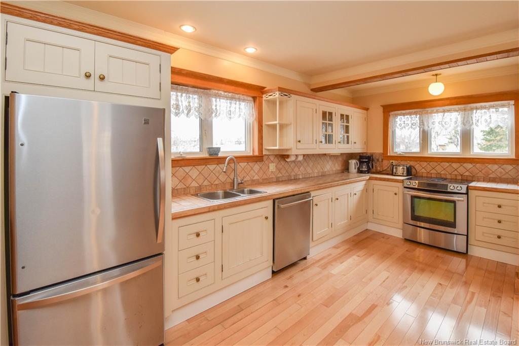 98 Saint-Pierre Ouest Blvd, Caraquet, NB