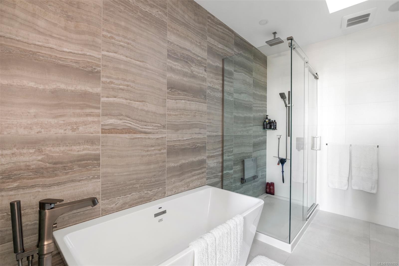 601-1201 Fort St, Victoria, BC - Indoor Photo Showing Bathroom