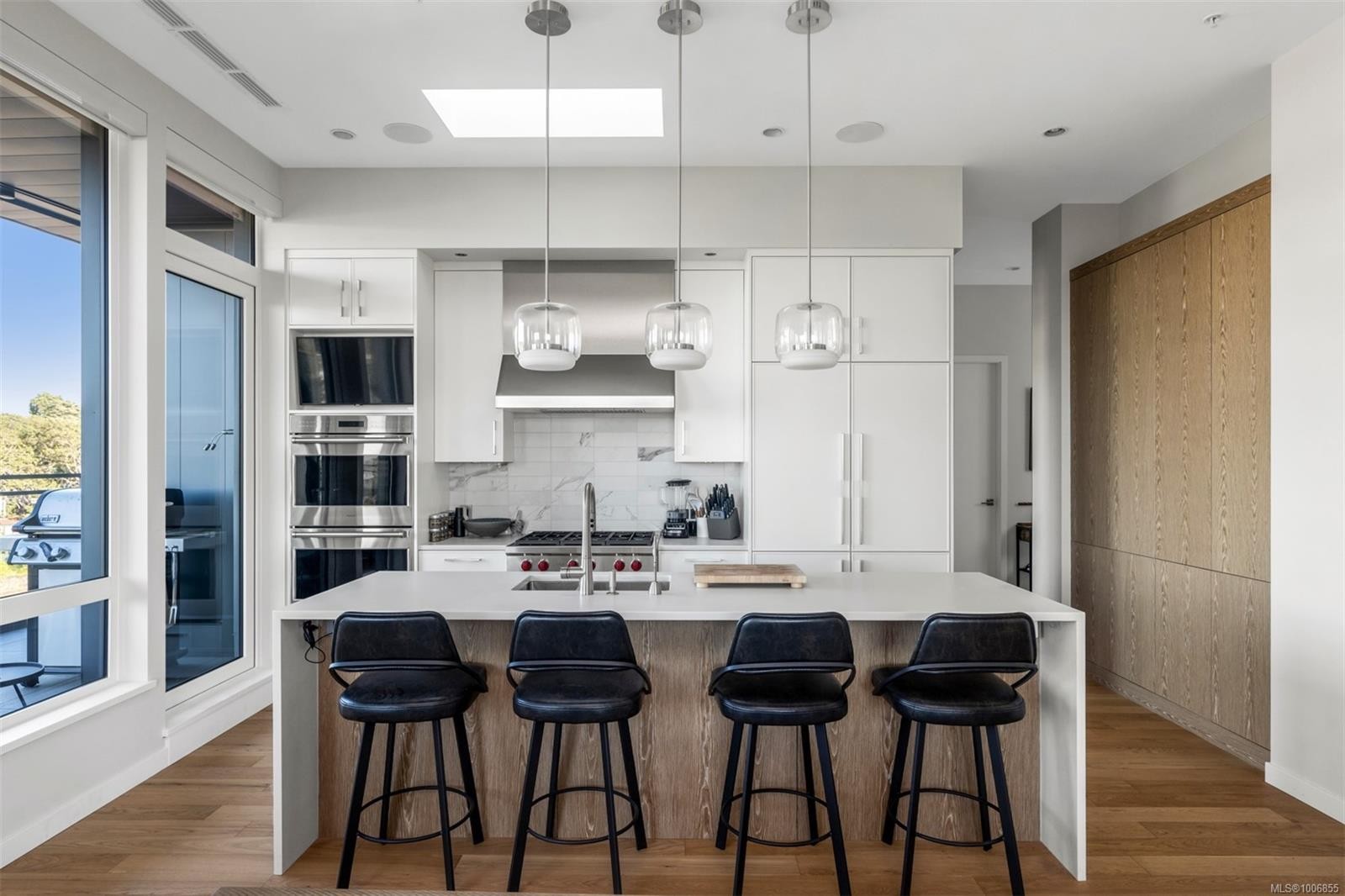 601-1201 Fort St, Victoria, BC - Indoor Photo Showing Kitchen With Upgraded Kitchen