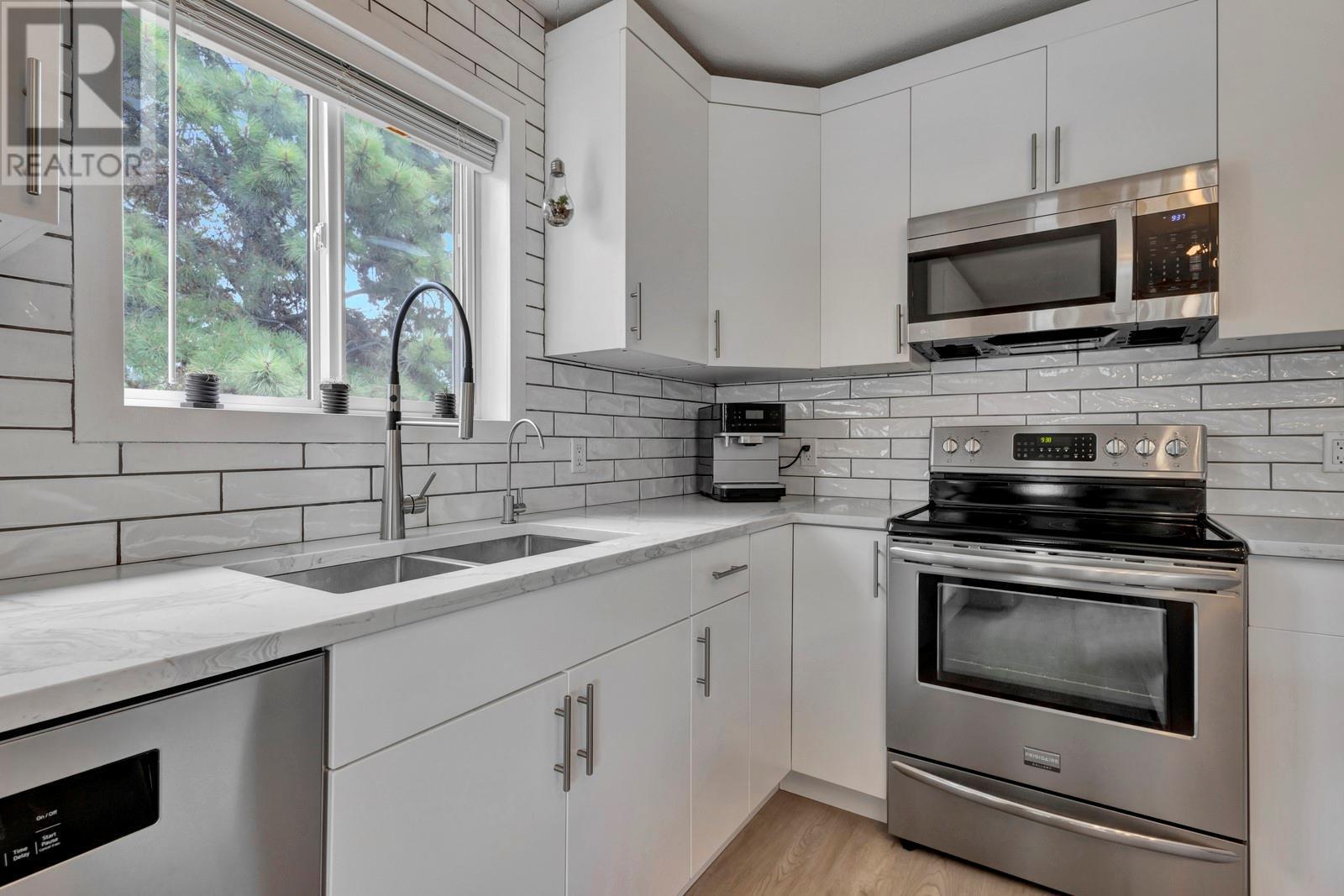 2210 Louie Drive Unit# 6, Westbank, BC - Indoor Photo Showing Kitchen With Double Sink With Upgraded Kitchen