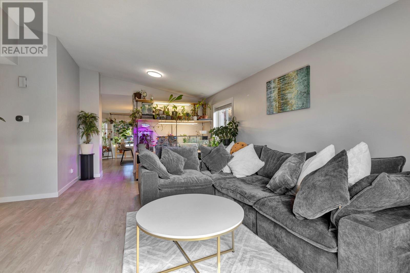 2210 Louie Drive Unit# 6, Westbank, BC - Indoor Photo Showing Living Room