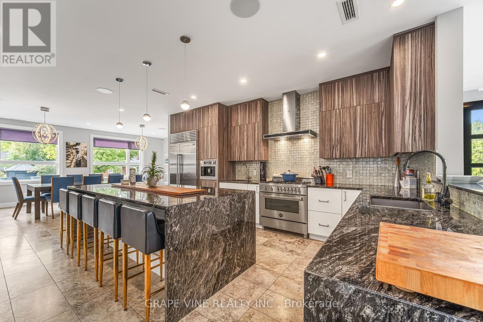315 Crestview Road, Ottawa, ON - Indoor Photo Showing Kitchen With Upgraded Kitchen