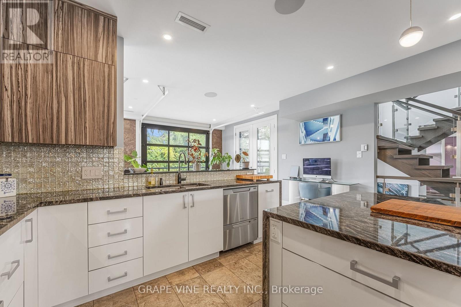 315 Crestview Road, Ottawa, ON - Indoor Photo Showing Kitchen With Upgraded Kitchen