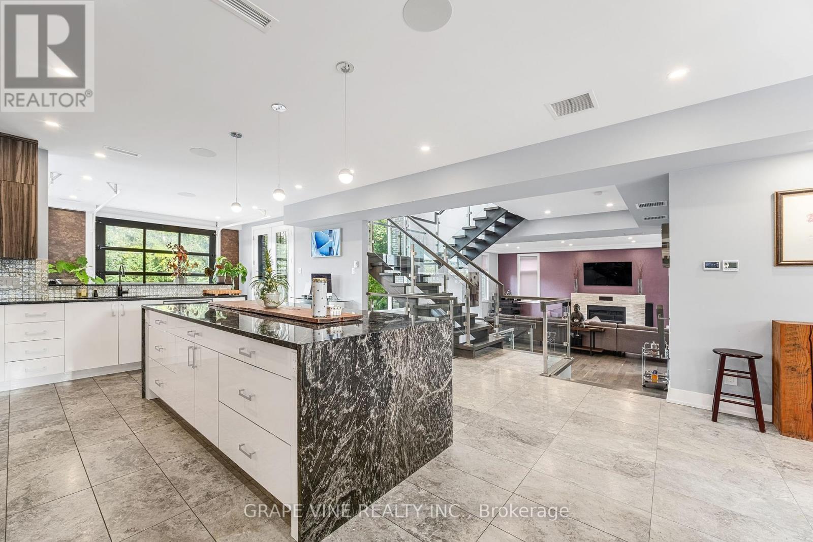 315 Crestview Road, Ottawa, ON - Indoor Photo Showing Kitchen With Upgraded Kitchen