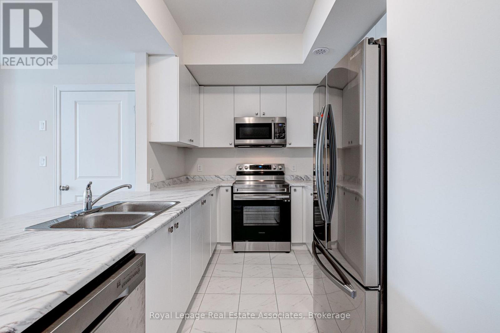 53 - 383 Dundas Street E, Hamilton, ON - Indoor Photo Showing Kitchen With Double Sink
