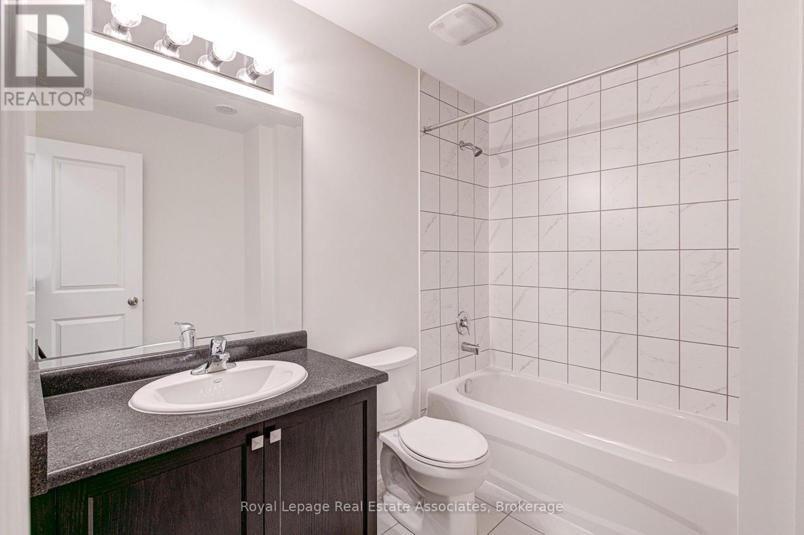 53 - 383 Dundas Street E, Hamilton, ON - Indoor Photo Showing Bathroom