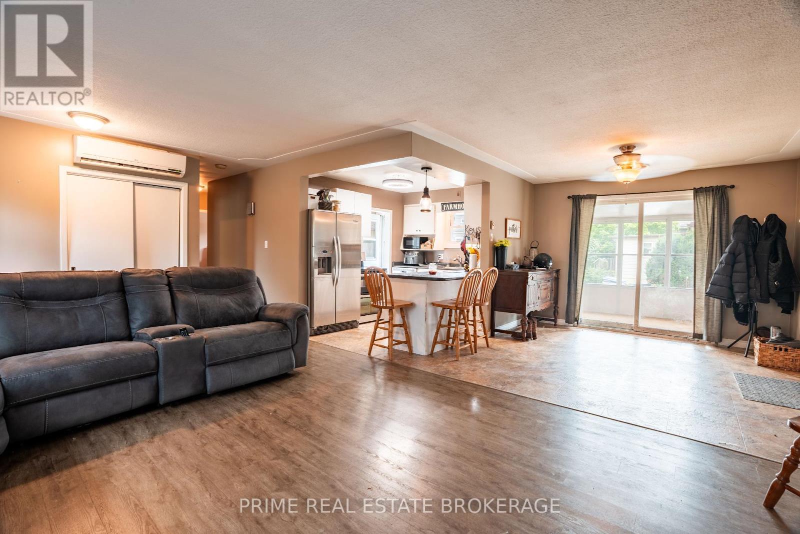 36 Orchard Street, South Huron (Exeter), ON - Indoor Photo Showing Living Room