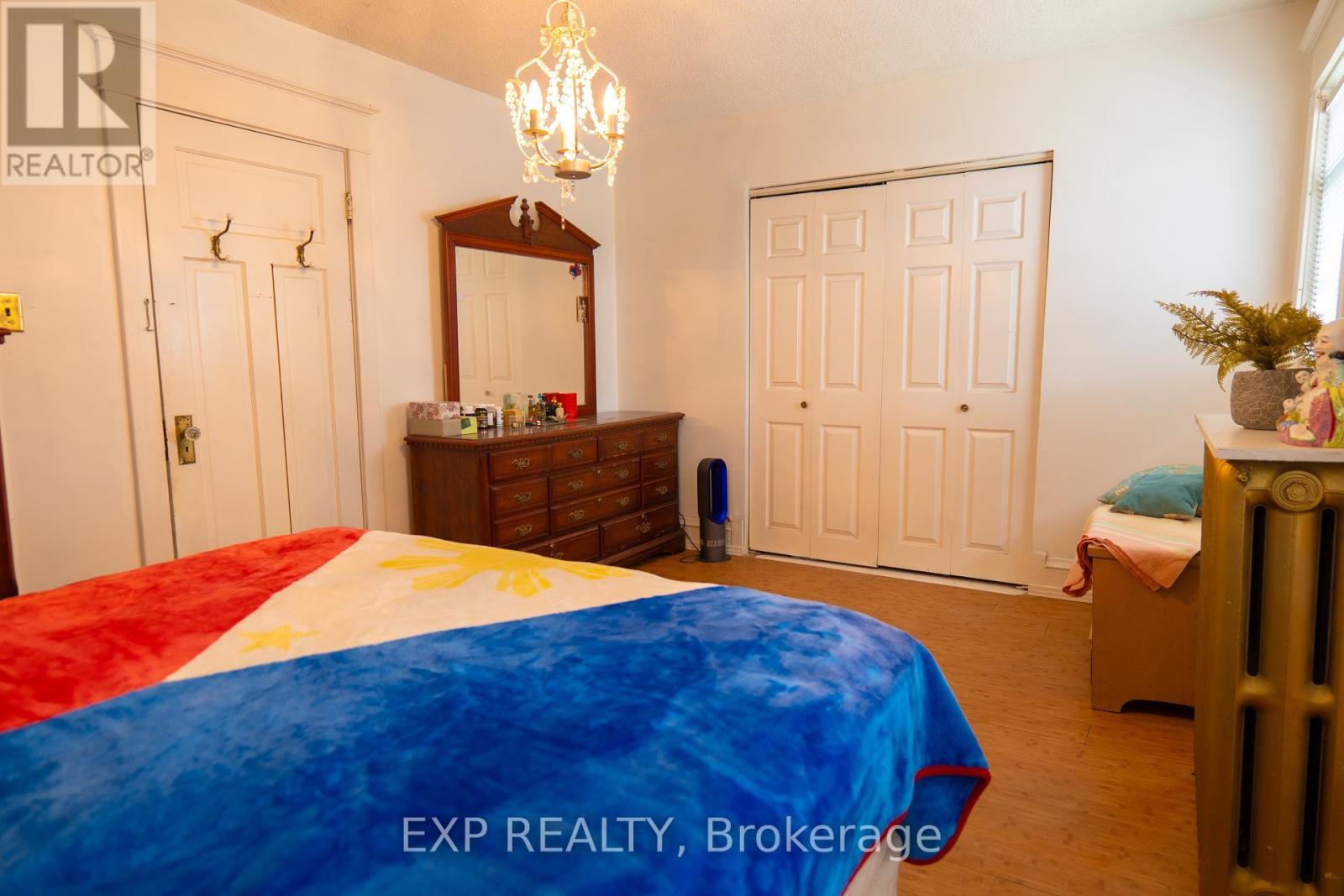 111 Park Row N, Hamilton, ON - Indoor Photo Showing Bedroom