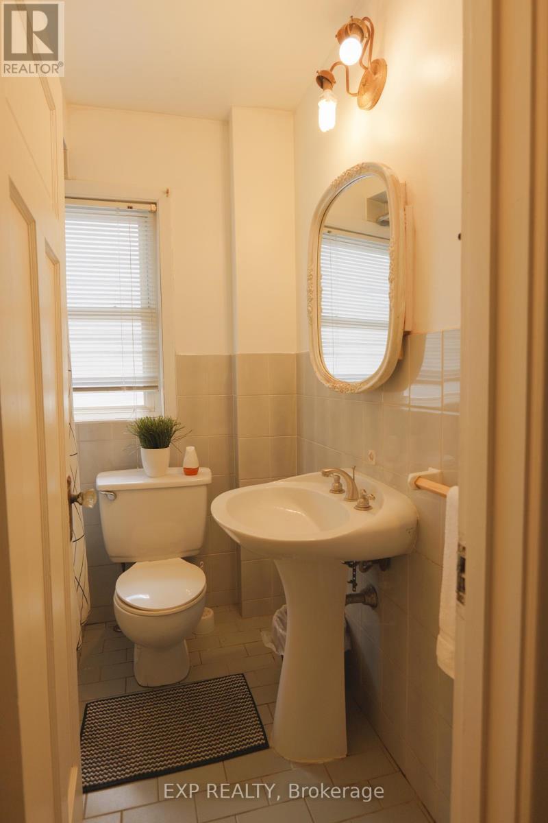 111 Park Row N, Hamilton, ON - Indoor Photo Showing Bathroom