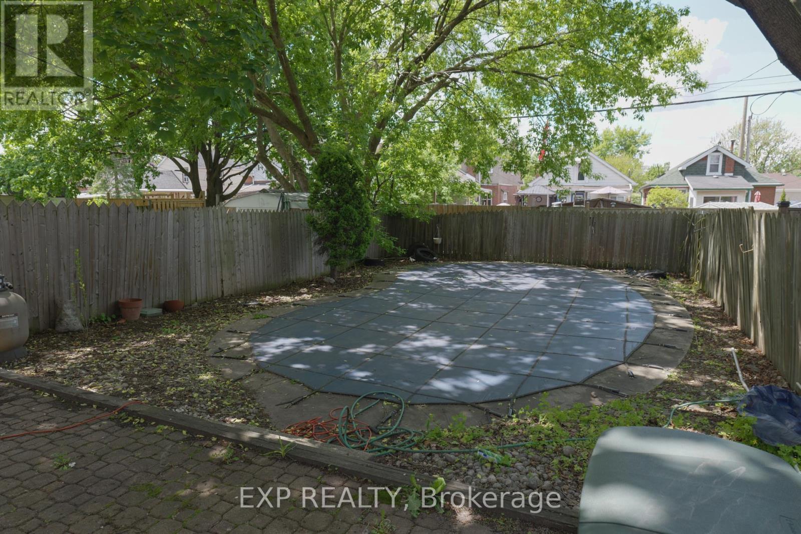 111 Park Row N, Hamilton, ON - Outdoor With Backyard