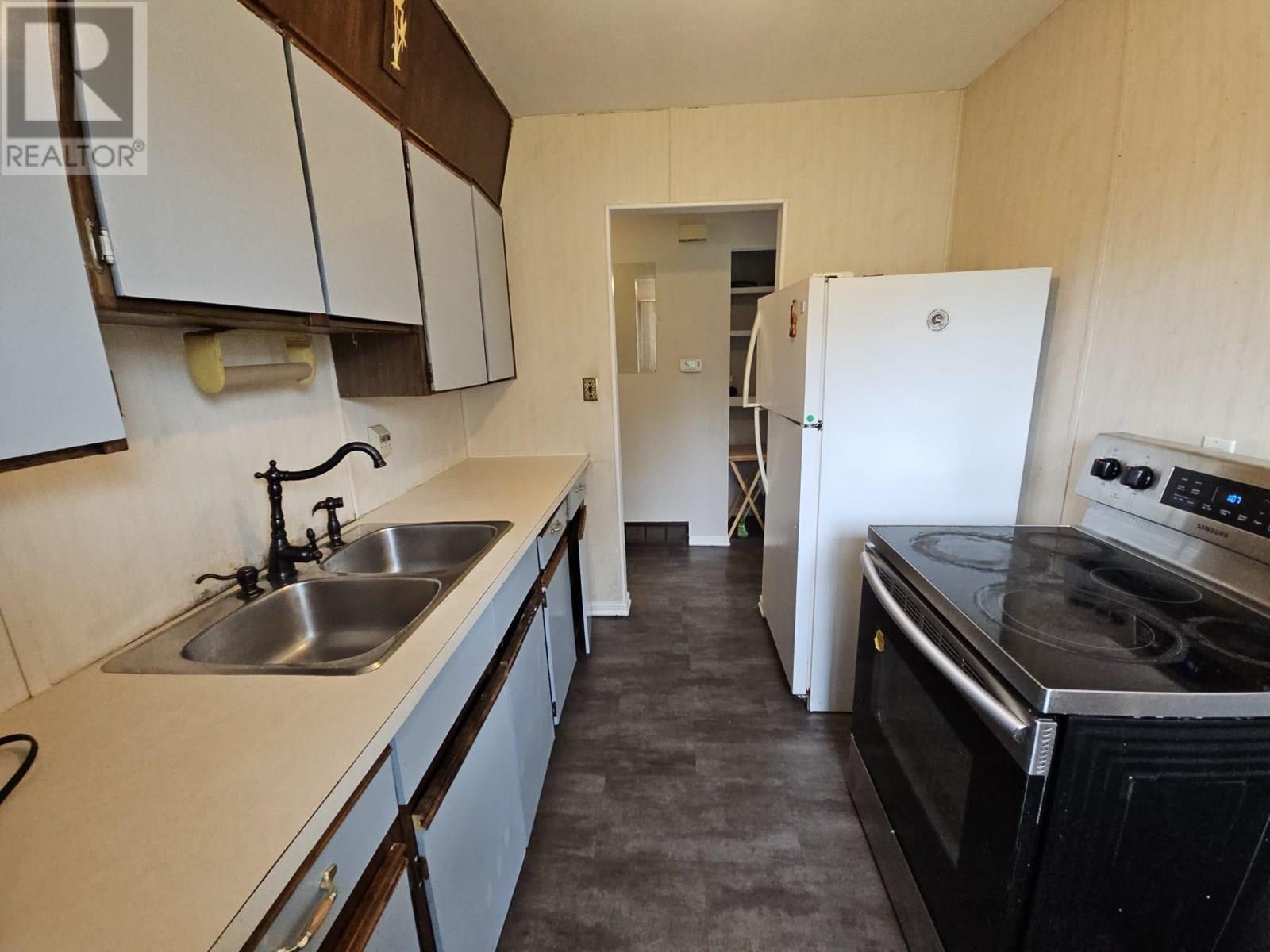 4756 Wabi Crescent, Chetwynd, BC - Indoor Photo Showing Kitchen With Double Sink