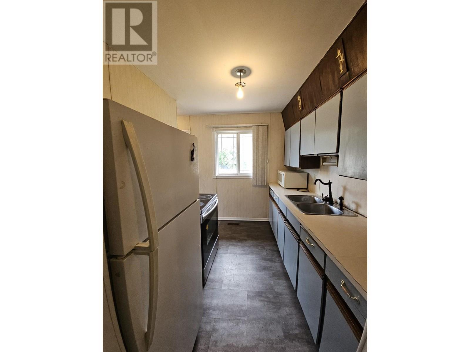4756 Wabi Crescent, Chetwynd, BC - Indoor Photo Showing Kitchen