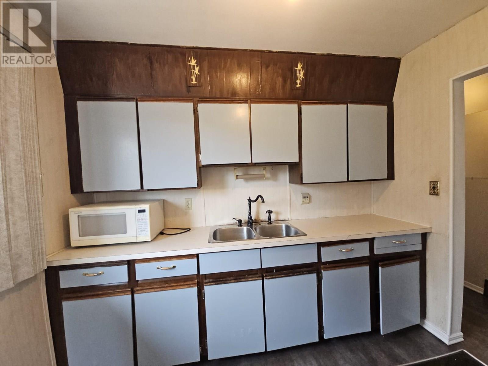 4756 Wabi Crescent, Chetwynd, BC - Indoor Photo Showing Kitchen With Double Sink