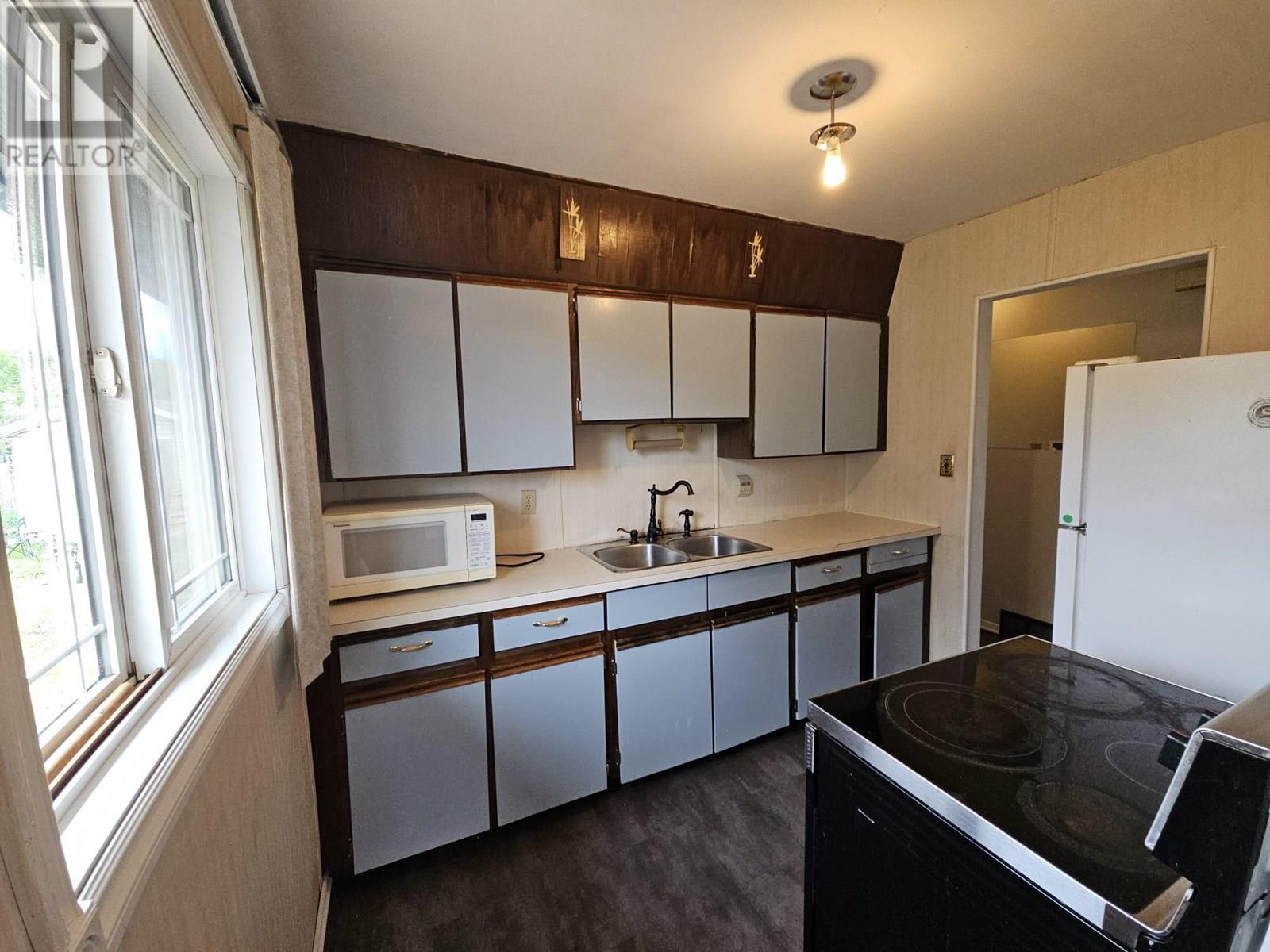 4756 Wabi Crescent, Chetwynd, BC - Indoor Photo Showing Kitchen With Double Sink
