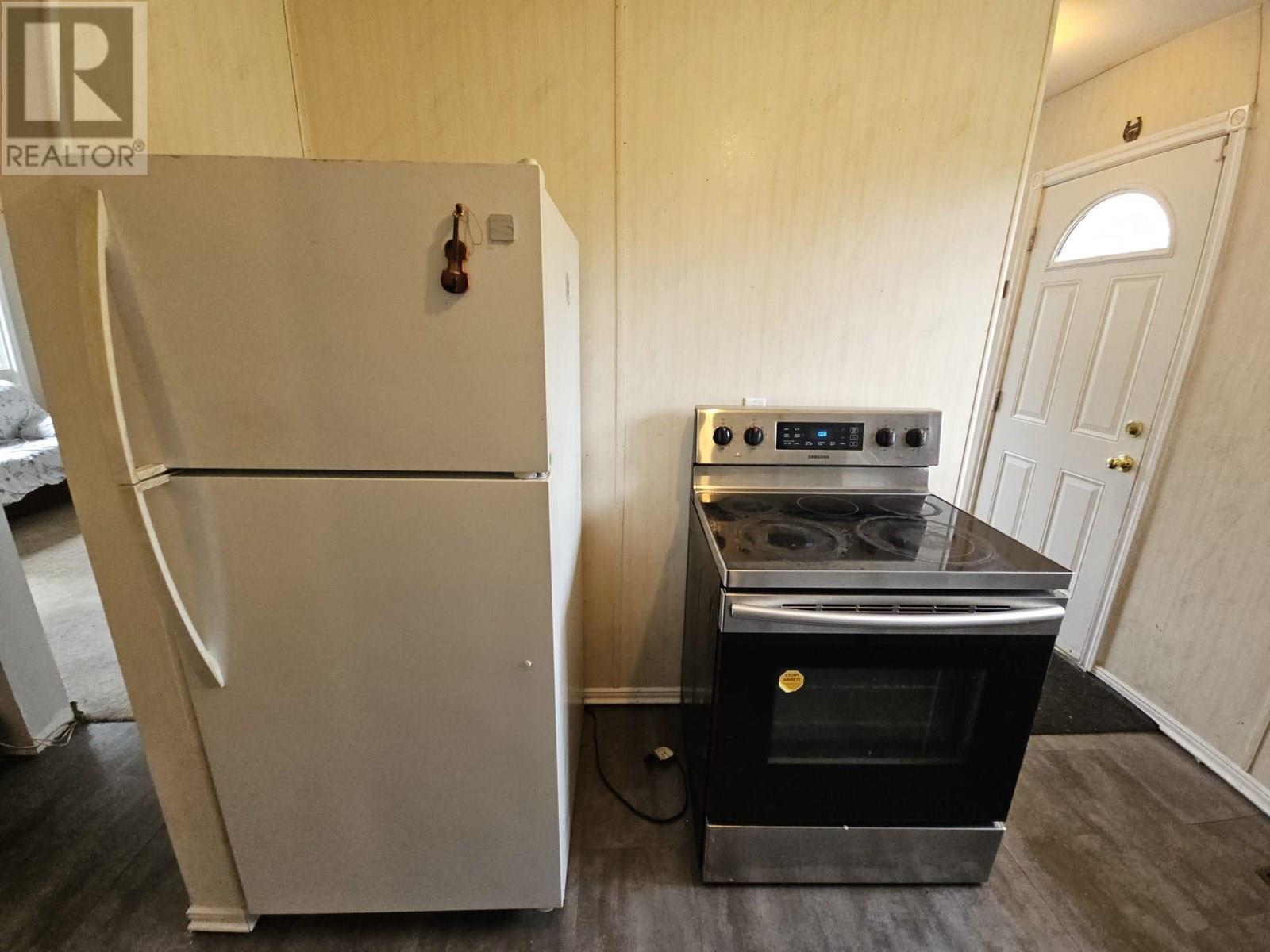 4756 Wabi Crescent, Chetwynd, BC - Indoor Photo Showing Kitchen