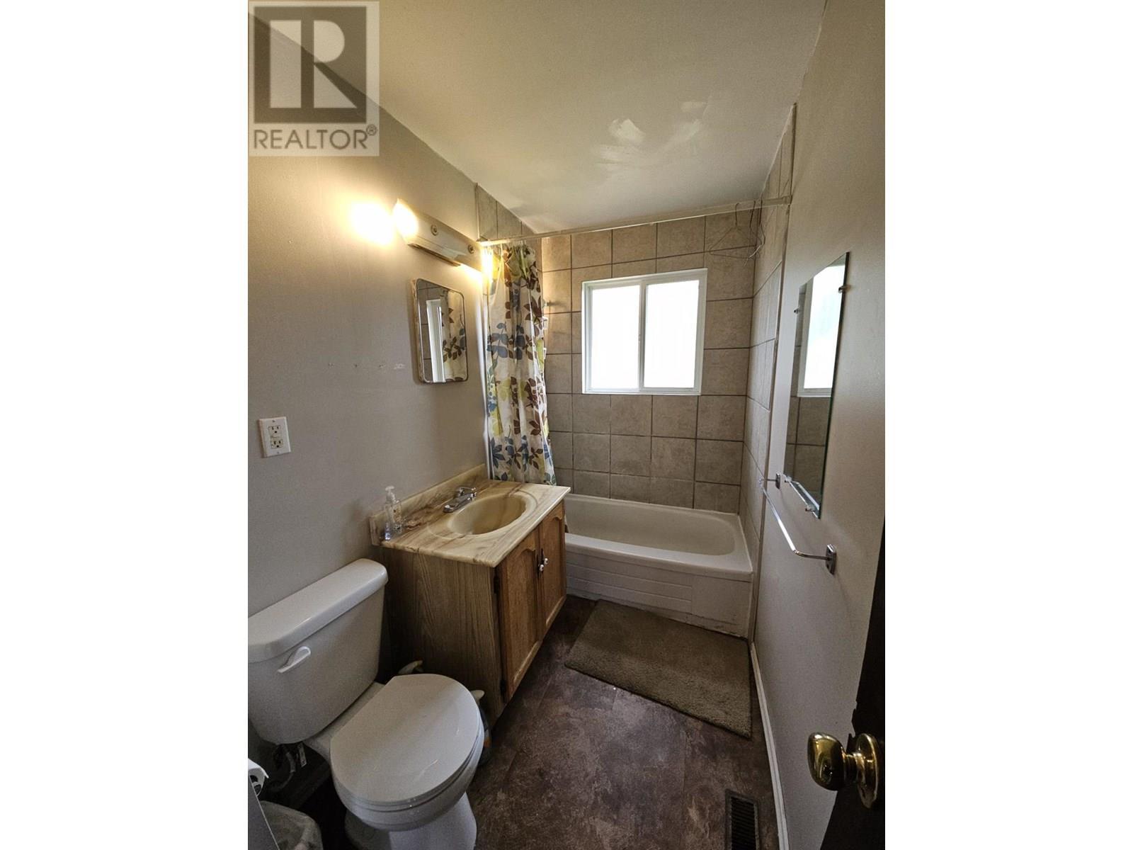 4756 Wabi Crescent, Chetwynd, BC - Indoor Photo Showing Bathroom