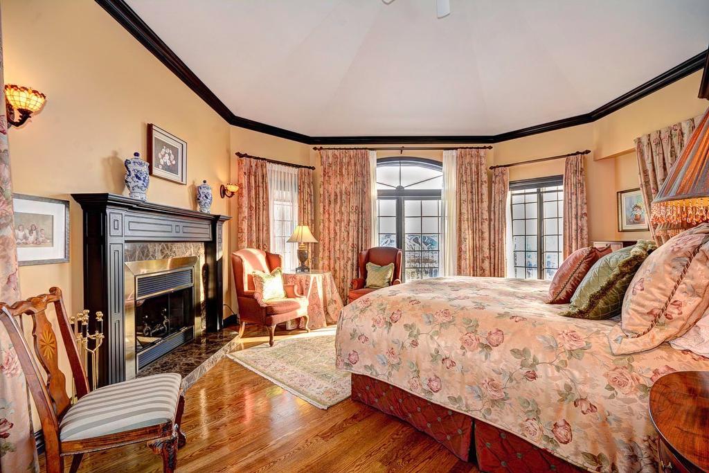 Primary bedroom - 1485 Rue Des Quatre-Saisons, Sainte-Adèle, QC - Indoor Photo Showing Bedroom With Fireplace
